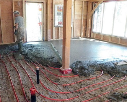 Les chapes de type humide sont le plus souvent faites de vos propres mains. Chape de ciment et de sable