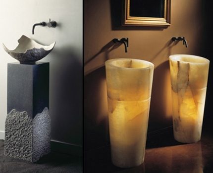 Lavabos en pierre à l'intérieur de la salle de bain Des éviers insolites sur un piédestal