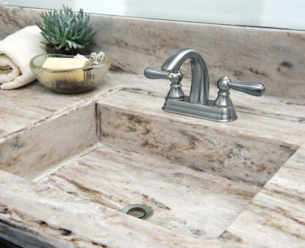 Plan vasque massif avec évier Pour les modèles montés, la hauteur d'installation est importante