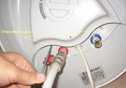 Befestigungsschrauben entfernen