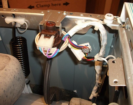 Endommagement de l'isolation des fils à l'intérieur de la laveuse Violations dans la partie électrique