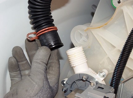 Réparation et remplacement d'un tuyau de la machine à laver Bosch Causes de fuite d'eau dans la laveuse