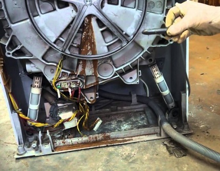 Démontage du réservoir de la machine à laver Démontage du réservoir de la machine