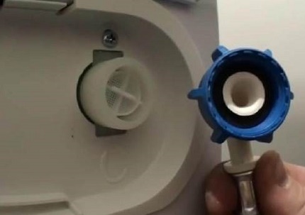 Dispositifs de nettoyage à l'entrée d'eau de la machine Nettoyage du système d'eau dans la machine