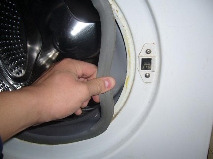 Retrait du brassard de la trappe Retrait du joint de trappe en caoutchouc