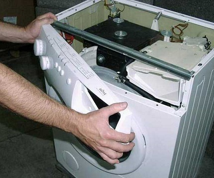 Détacher l'unité de commande du lave-linge Démontage du panneau de commande