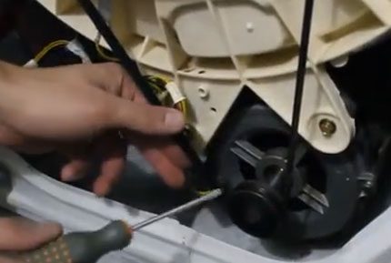 Assembly of the Indesit washing machine Assembly of the Indesit washing machine