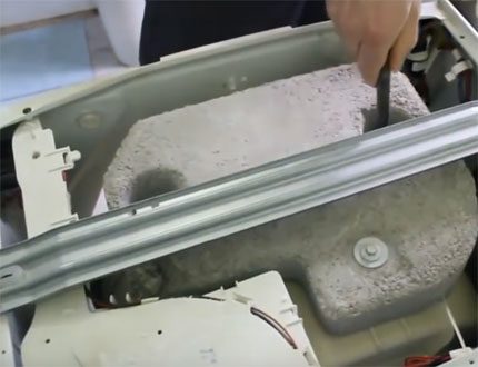 Removing the tank counterweight Removing the tank counterweight