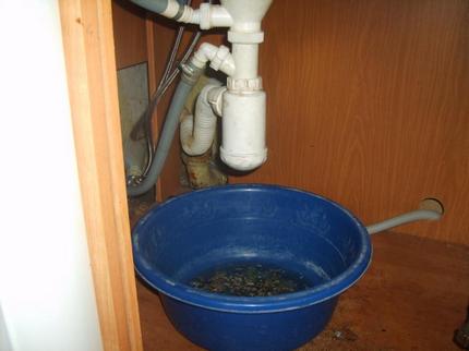 Le processus de démontage d'un vieux siphon