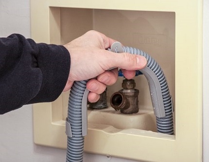 Discharge the drain hose to the communication unit