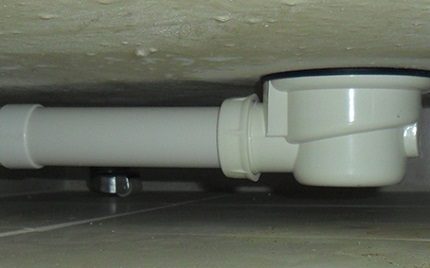 Der Abstand zum Boden ist das Hauptkriterium für die Auswahl eines Siphons Siphon unter dem unteren Tablett