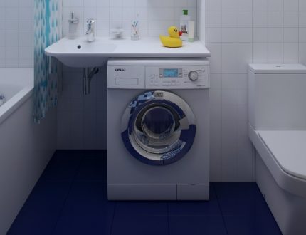 Modèle avant à l'intérieur de la salle de bain