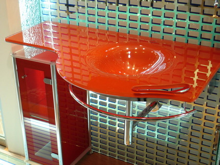Lavabo de couleur opaque dans un intérieur de salle de bain Conceptions chromées