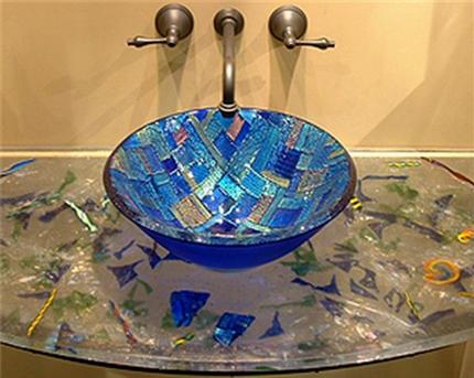 Lavabo avec lavabo en verre dans la salle de bain Évier en verre mosaïque