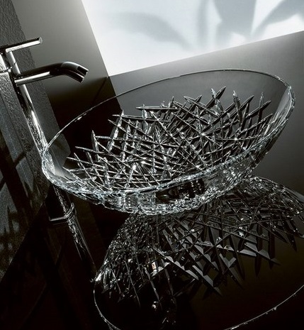 Lavabo en cristal dans la salle de bain Évier en cristal