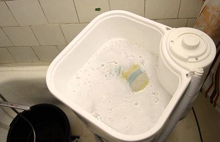 Le linge de lit dans une mini-machine à écrire ne réussira pas Séquence de lavage de bébé