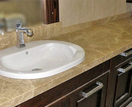 Le plan de travail en pierre naturelle présente de bonnes performances Dessus de vanité