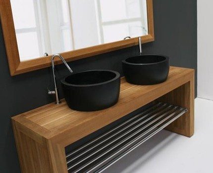 L'arbre sous l'évier peut donner du confort à l'intérieur Dessus de salle de bain en bois