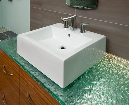 Le verre facilite la conception et ajoute de l'originalité Dessus de bain en verre