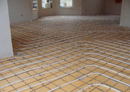 Pose d'une canalisation de chauffage au sol Plancher d'eau chaude