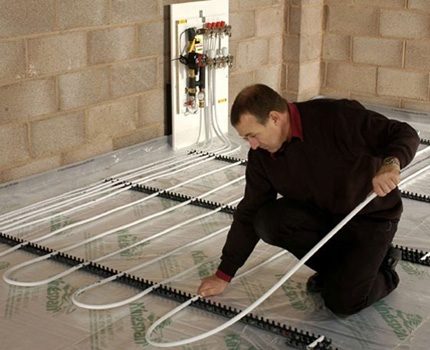 Pose de tuyaux avec un serpent