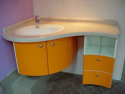 Asymmetrischer Eckschrank mit integriertem Waschbecken Eckwaschbecken