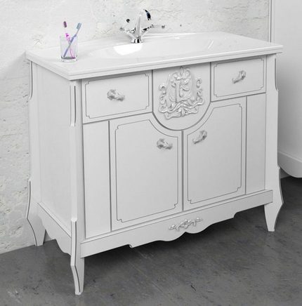 Klassischer Schrank mit Flügeltüren und Waschbecken Waschbeckenschrank