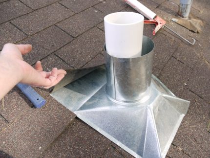 La méthode d'agencement du passage du nœud du tuyau de ventilation à travers le toit Montage de l'ensemble de passage