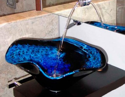 Pia de canto de vidro no banheiro Pia de vidro