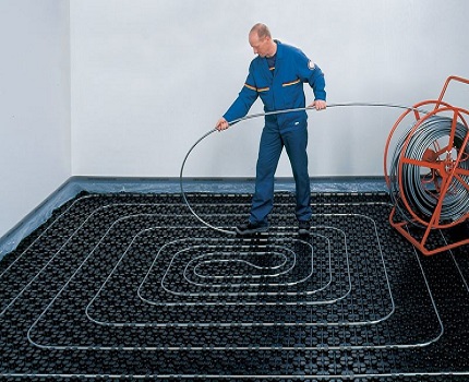 Pour les petites pièces, le tuyau est souvent placé avec un escargot Méthode de ponte des escargots