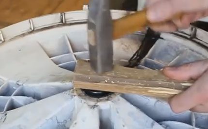 Pressing the packing gland Pressing the packing gland