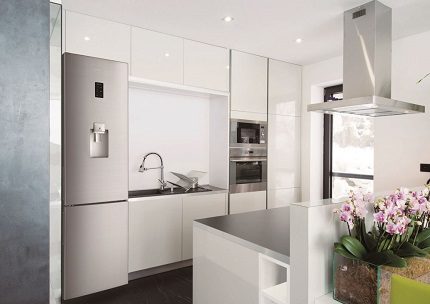 Pour les intérieurs modernes, choisissez des réfrigérateurs de couleur argent Modèle Daewoo à l'intérieur