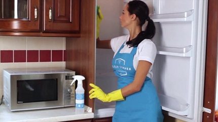 Washing the refrigerator inside