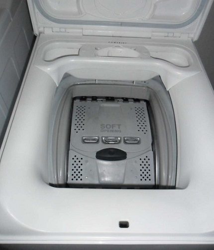 Modèles extrêmement compacts avec chargement vertical des objets Modèle AEG L76265TL3