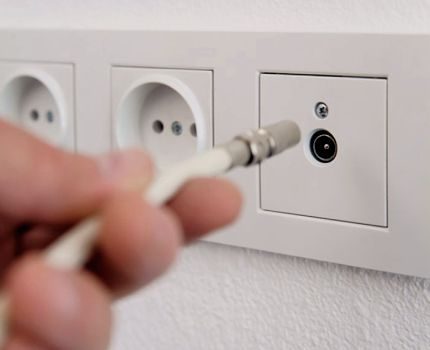 Çıkış bloğu kabloları odaya yerleştirmenizi sağlar Anten soketi