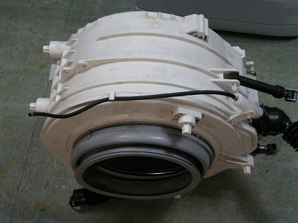 When disassembling the washing tank, it is difficult not to damage the rubber cuff Washing machine tank