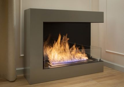 Biocarburant brûlant une flamme vive dans une cheminée Brûlage de biocarburant