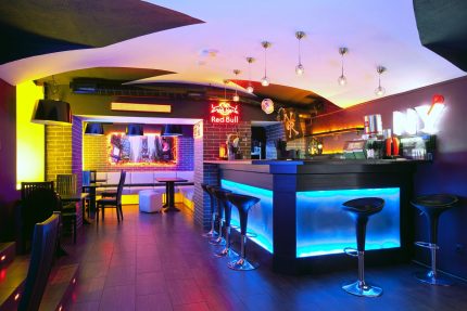 Lumières colorées dans le bar