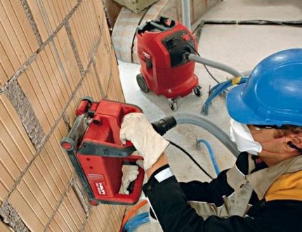 En présence d'un chanfrein, il n'est pas difficile de faire des rainures Éclats de mur