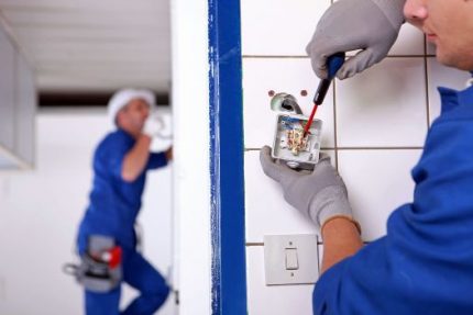 Der Installationsassistent ist nicht überflüssig Elektrische Arbeit paarweise