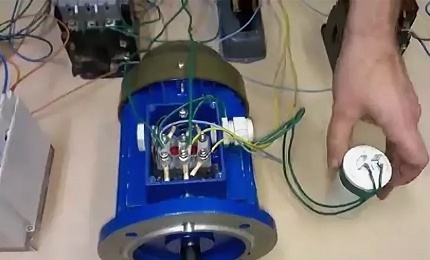 Le relais thermique est connecté directement à l'objet de protection Arrêt du moteur