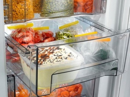For a freezer, vacuum plastic packaging is considered ideal. Optimum packing in tight polyethylene