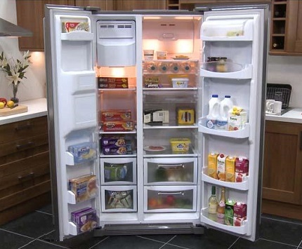 Dividing the freezer with shelves or installing containers Shelves and compartments for food in the freezer