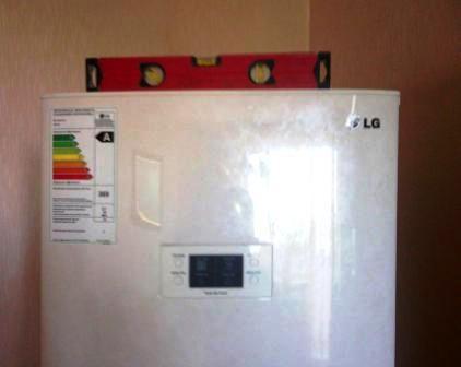 La raison du choc peut être la base inégale du sol sous le réfrigérateur Réglage du réfrigérateur par niveau