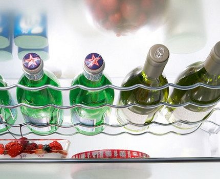 Un endroit séparé pour stocker des bouteilles avec différents contenus vous plaira pendant l'été chaud Étagère pour eau et vin