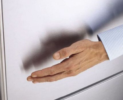 L'entretien du réfrigérateur consiste en l'utilisation périodique d'un mouchoir Revêtement SmartSteel innovant