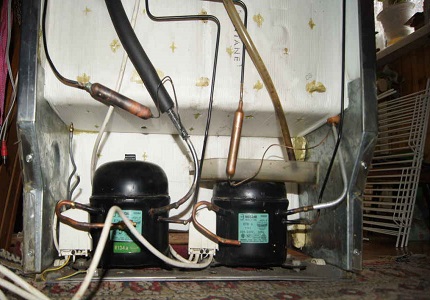 Deux compresseurs dans un vieux réfrigérateur Compresseur collecteur