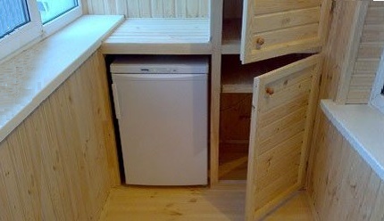 Réfrigérateur compact sur la loggia