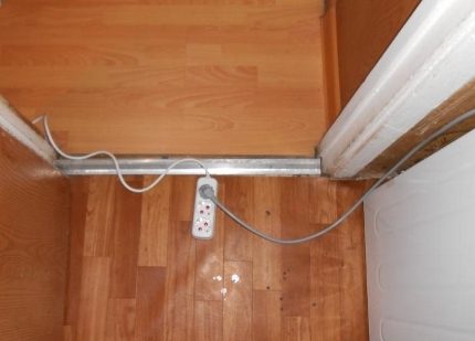 Anschließen des Geräts über ein Verlängerungskabel