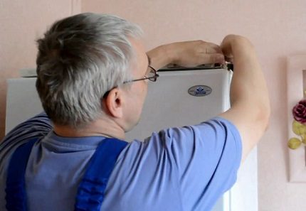 Outweighing the refrigerator door Hanging the door to the other side